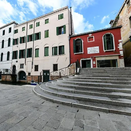 Red Fashion شقة البندقية