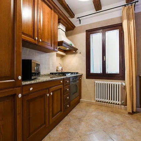 Red Fashion البندقية